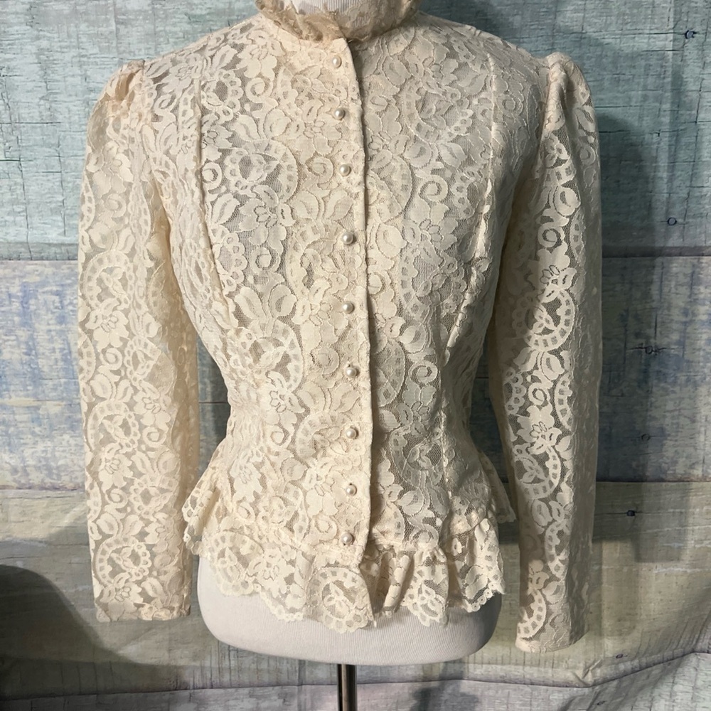 Vintage Cottagecore Lace Top Pearl Like Buttons